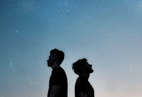 Petit Biscuit & Møme – Gravitation (ft. Isaac Delusion)