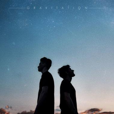 Petit Biscuit & Møme – Gravitation (ft. Isaac Delusion)