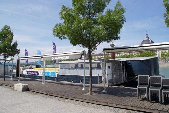 La Marquise est une péniche à Lyon qui offre des soirées en terrasse ou à l'intérieur.