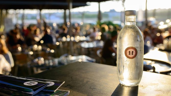 Bar le Mondrian offre une belle terrasse sur les berges du Rhône.