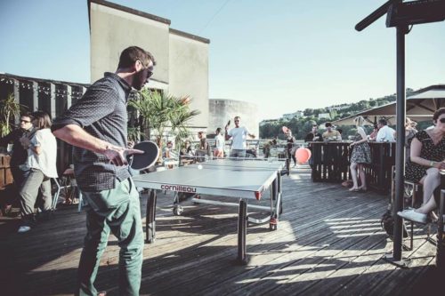 apres le travail ping-pong camaraderie