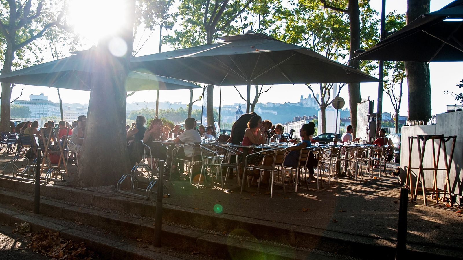 Bar le Mondrian offre une belle terrasse sur les berges du Rhône.