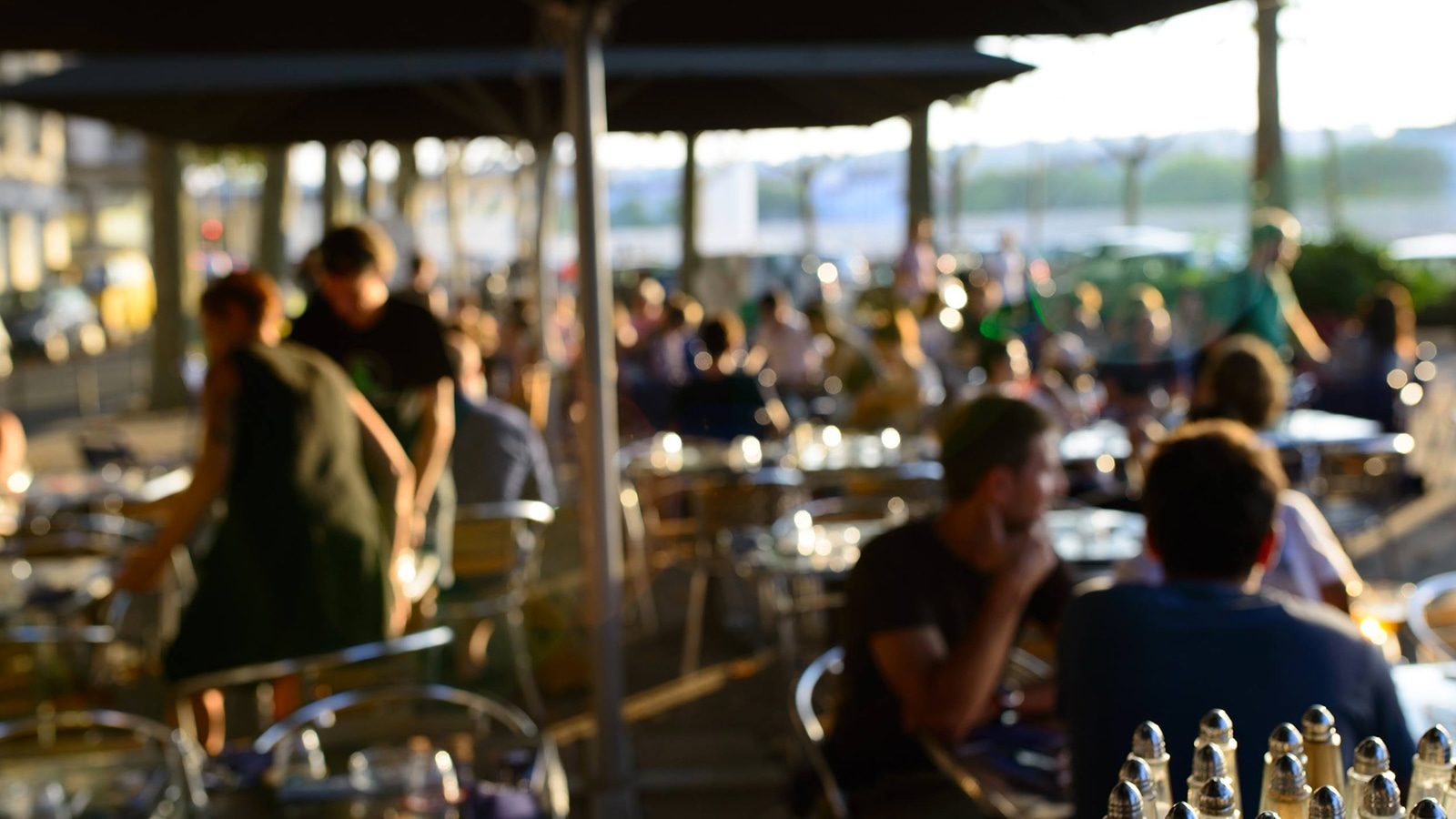 Bar le Mondrian offre une belle terrasse sur les berges du Rhône.