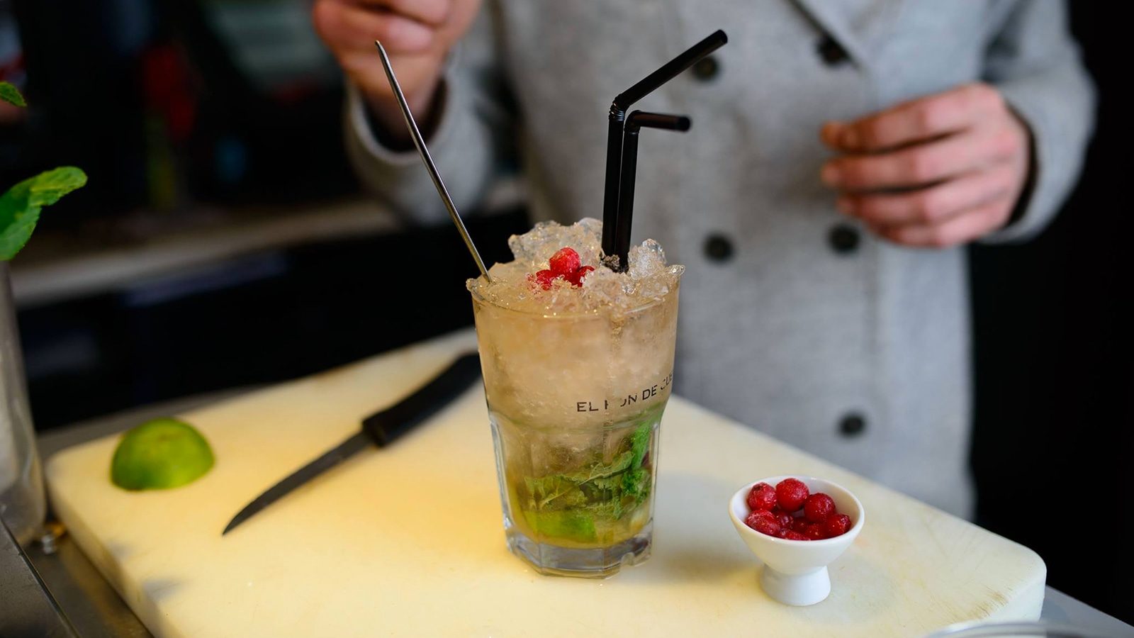 Bar le Mondrian offre une belle terrasse sur les berges du Rhône.