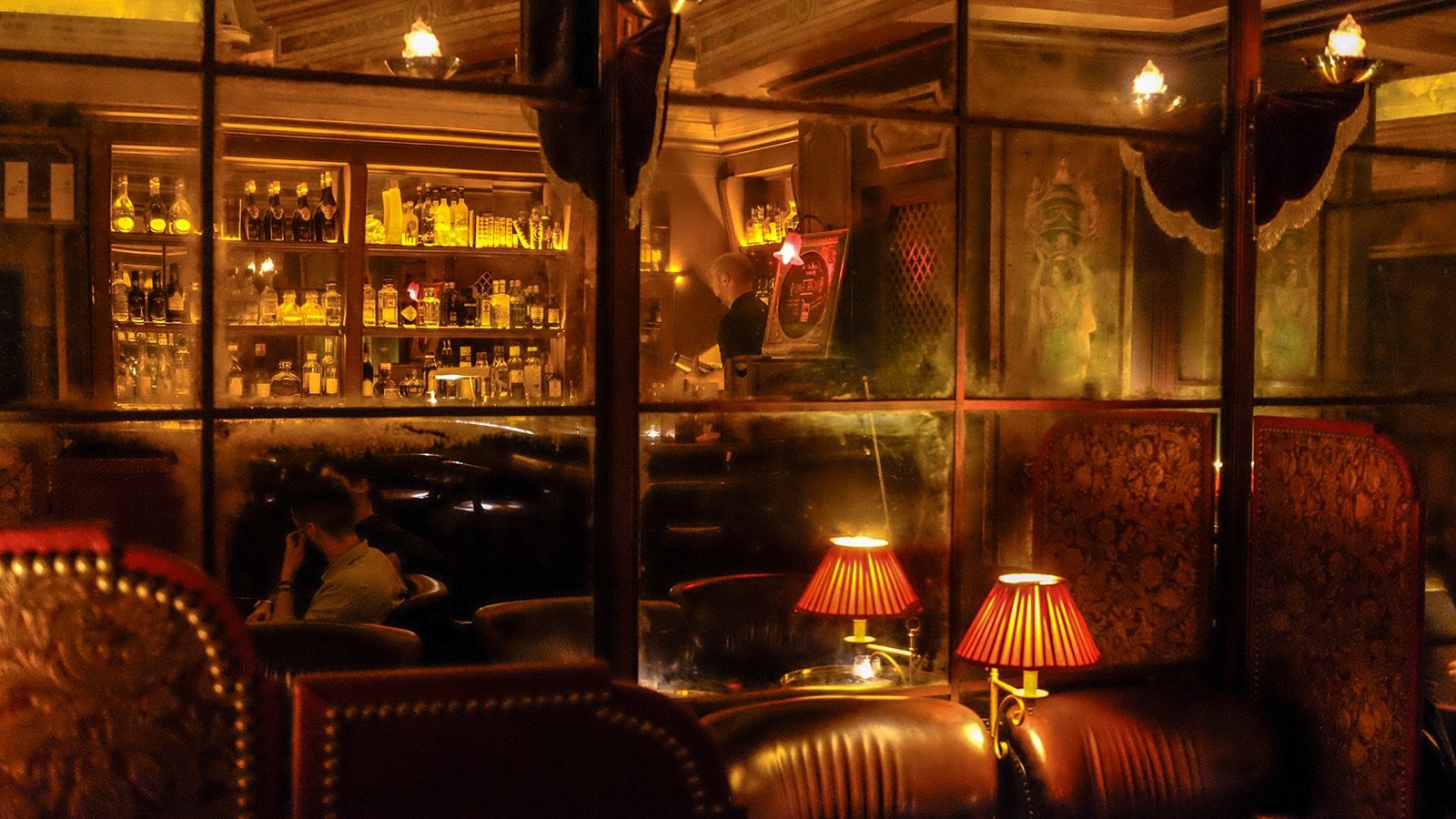 Ce soir là, au bar à cocktails Le Passage à Lyon.