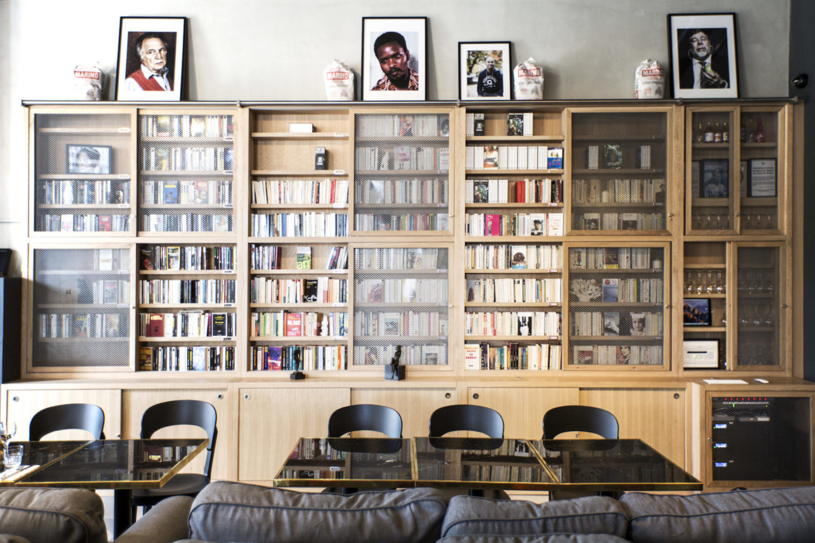 la bibliothèque du restaurant mob hotel lyon