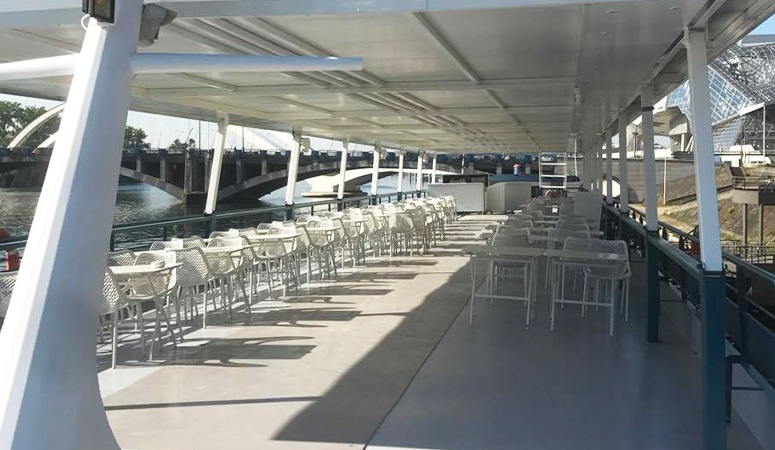 Le bateau Bellona offre une terrasse et une plage à Lyon.