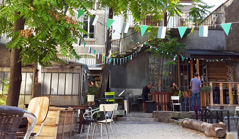 Profitez de la magnifique et grande terrasse du Bieristan à Villeurbanne